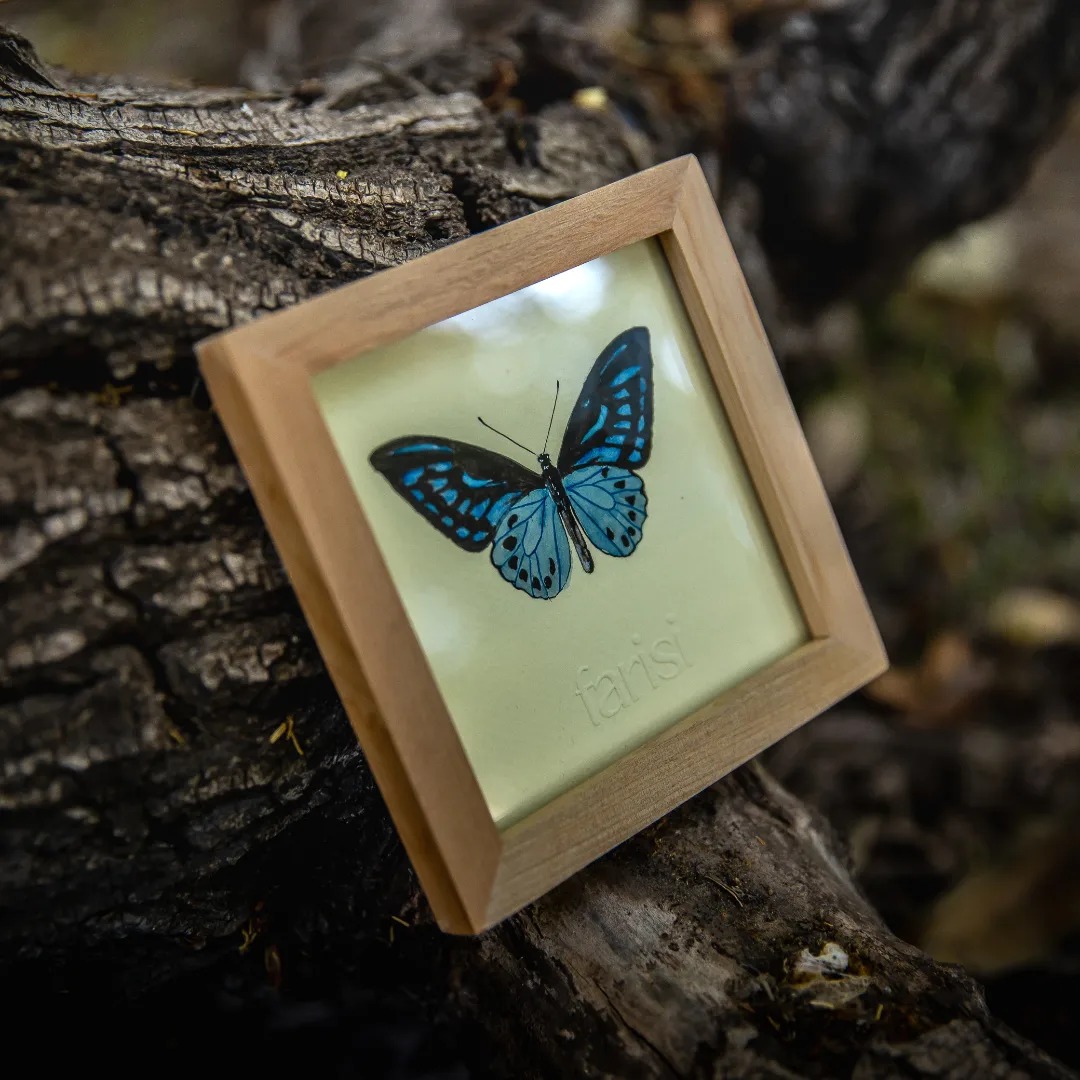 Cuadro con ilustración de mariposa azul en acuarela