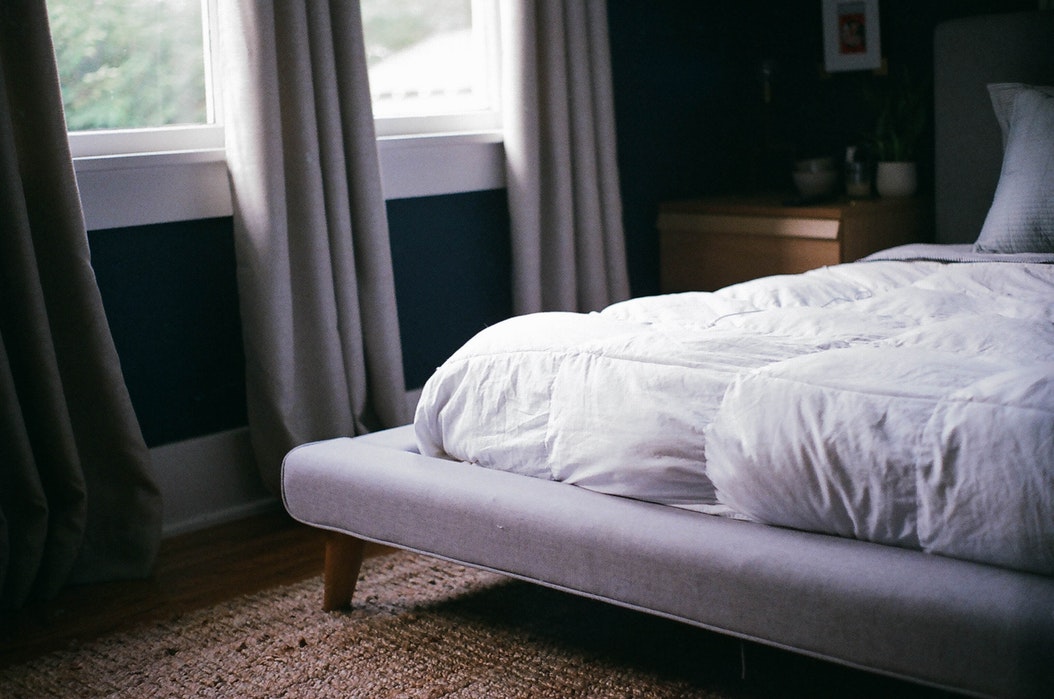 Cama con plumón blanco