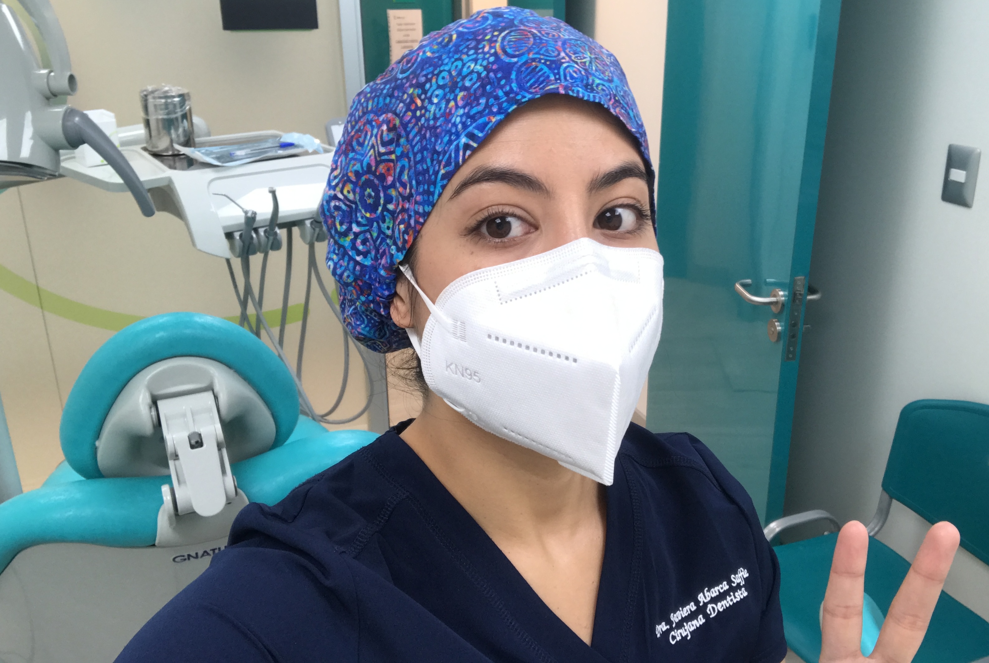 Javiera con tenida clínica en su consulta
