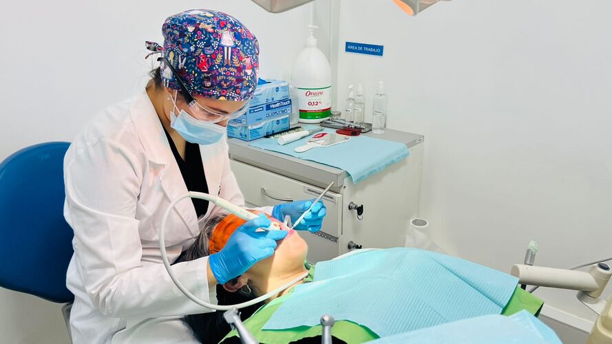 Javiera realizando tratamiento dental a una paciente
